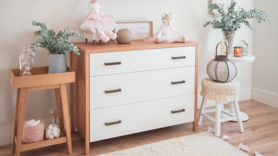 Cômoda Denver - Avelã com Branco - Puxador Ouro Envelhecido